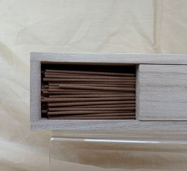 Räucherstäbchenetui mit Sandelholz-Räucherstäbchen