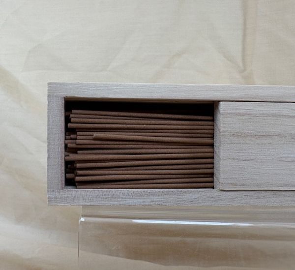 Räucherstäbchenetui mit Sandelholz-Räucherstäbchen